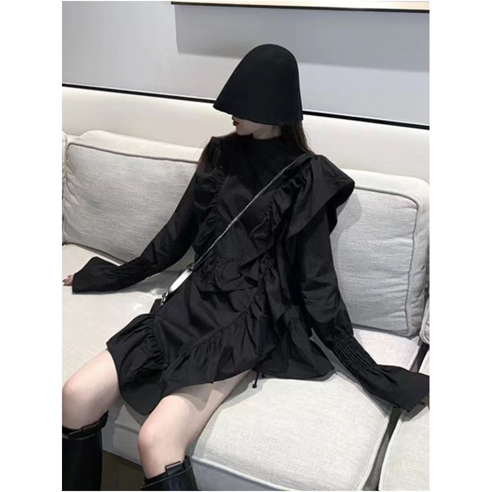 Autumn dress 2025 new collection waist slimming temperament design sense irregular long sleeved Hepburn style small black dress image 3