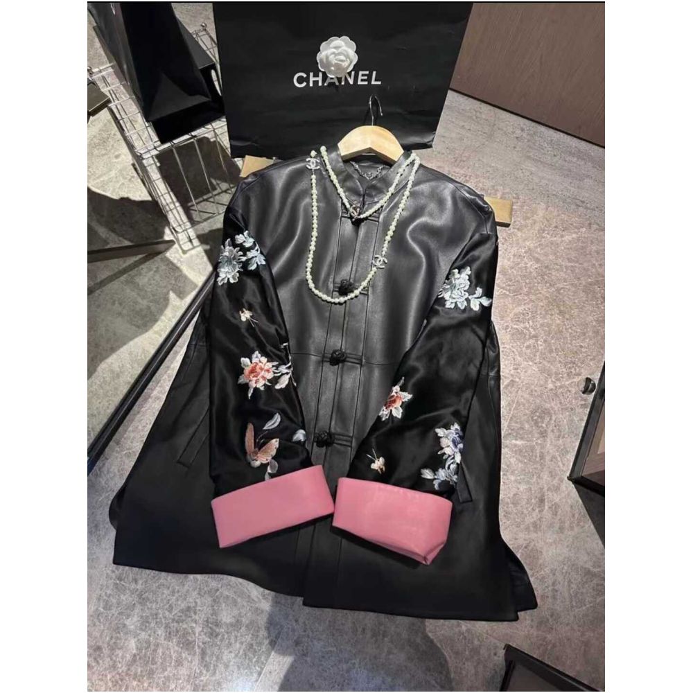 2025 early autumn outfit new stand up collar black same style Chinese knot national style Western style loose leather jacket women s mid length jacket image 4