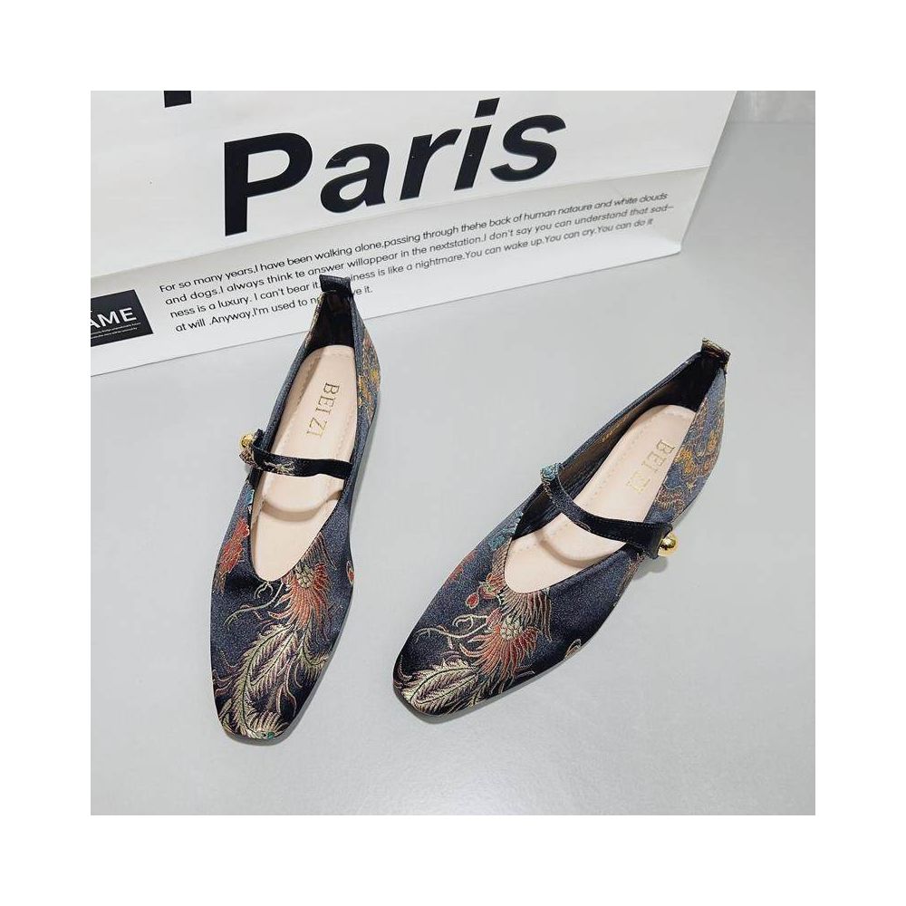 2025 Spring and Autumn New Single Shoes Women s Coarse Heel New Chinese Retro Embroidery Large Size Cheongsam Shoes Chinese Style Elegant Low Heel Shoes image 3