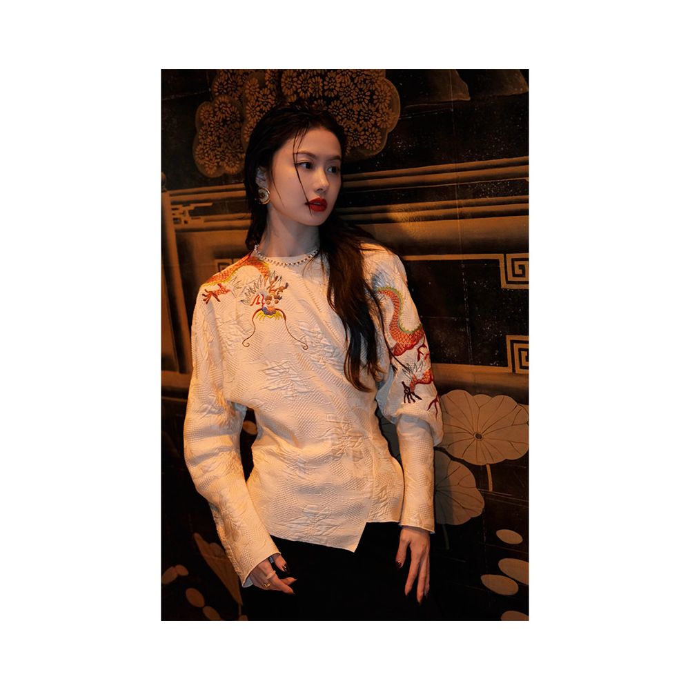 Turn right Chen thigh new Chinese style beige relief embroidered dragon diagonal cut top design high end and trendy image 2