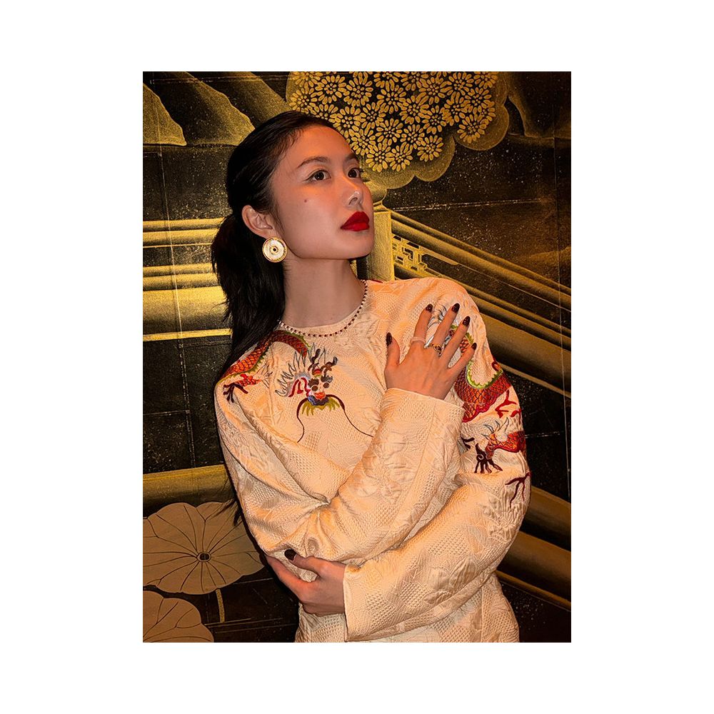 Turn right Chen thigh new Chinese style beige relief embroidered dragon diagonal cut top design high end and trendy image 3